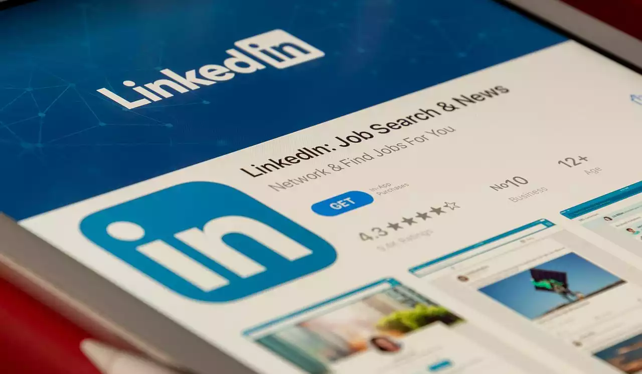 Die Personalsuche über Social Media-Kanäle wie Linkedin ist heute eine der effektivsten Methoden, um qualifizierte und passende Mitarbeiter zu gewinnen. 