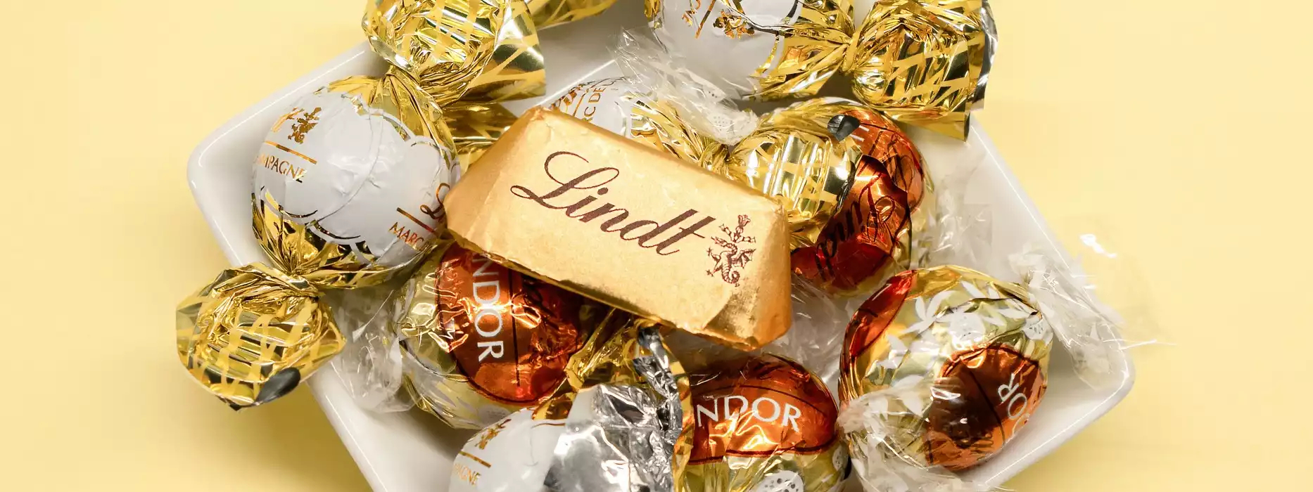 Die berühmte Lindt Schokolade aus der Schweiz ist ein beliebtes Geschenk zu Weihnachten oder Ostern. In einer Umfrage im Juli-August 2023, wer eine Marke innerhalb des letzten Jahres gegessen hat, liegt die Lindt Schokolade auf Platz 5. Beliebter waren Knoppers, Duplo, Milka und auf Platz 1 Kinder.