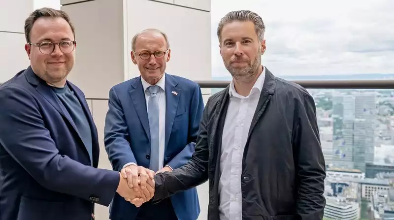 Ole Nixdorff, Vorstand von Neon Equity, Dr. Othmar Karas, Erster Vizepräsident des Europäischen Parlaments und Mag. Michael Kien, Eigentümer und Geschäftsführer von Green Encoded (v.l.n.r.) nach der Unterzeichnung der Kooperationsvereinbarung zwischen der Neon Equity AG und der Green Encoded GmbH